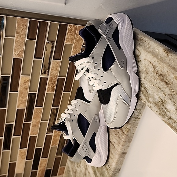 Shoes - Picture 6 of 7